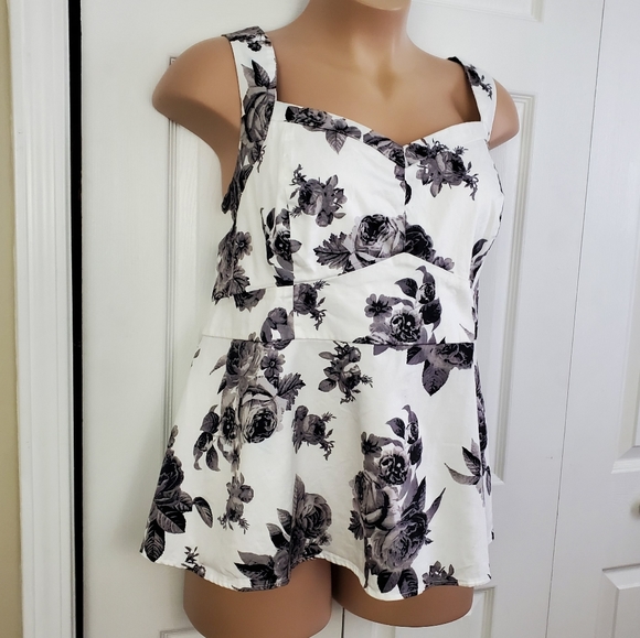 Torrid Black & White Floral Peplum Top - Picture 2 of 11
